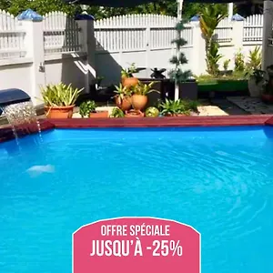 Appartement Le Sable Bleu - Evasion Tropicale A Sainte-anne - 5min - Piscine - Parking - Climatise - Vue Sur Les Palmiers - Parfait Pour Sejours En Famille Ou Entre Amis, Sainte-Anne (Grande-Terre)
